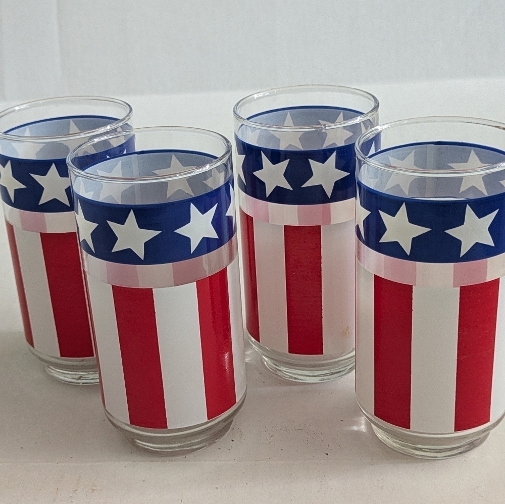 Vintage set of 4 Americana USA stars and stripes flag glasses.